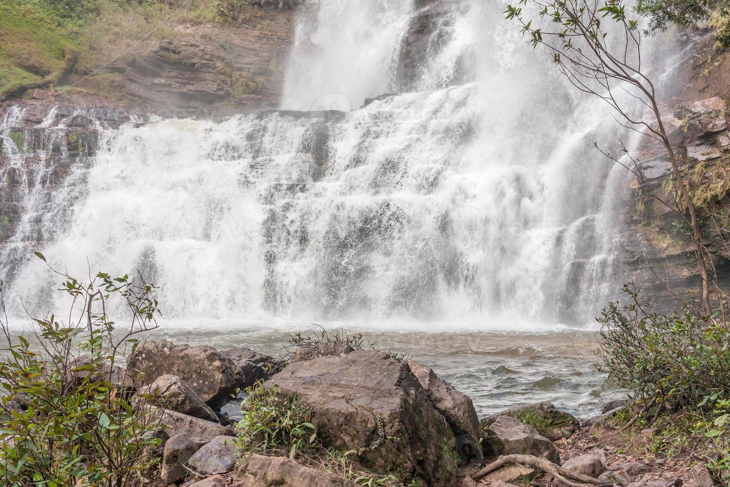 underifrån av vattenfallet känt som veu de noiva längs leden i indaia nära formosa, goias, brasilien foto