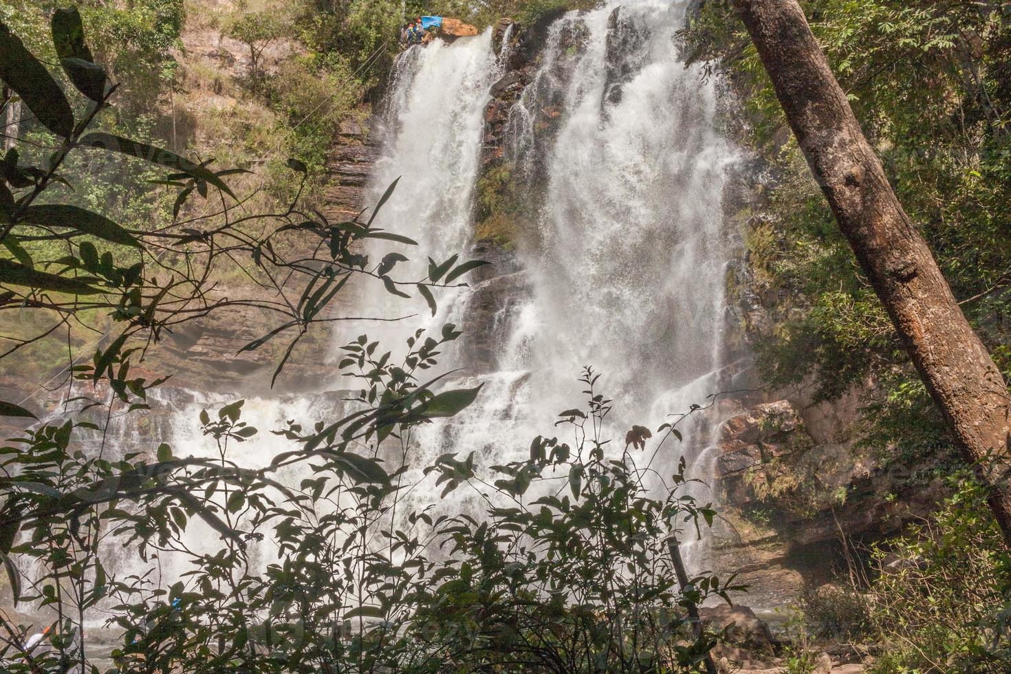 utsikt över vattenfallet veu de noiva en populär höst för rappelling längs leden i indaia nära formosa, goias, brasilien foto