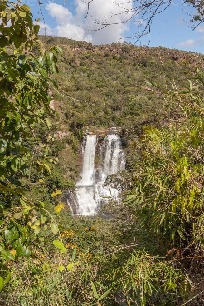 utsikt över vattenfallet veu de noiva en populär höst för rappelling längs leden i indaia nära formosa, goias, brasilien foto