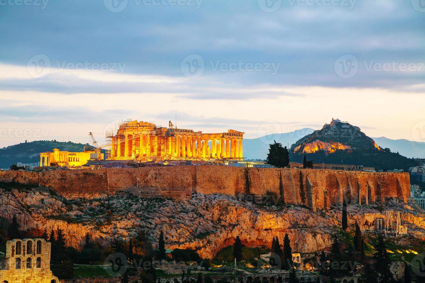 akropolis på kvällen efter solnedgången foto