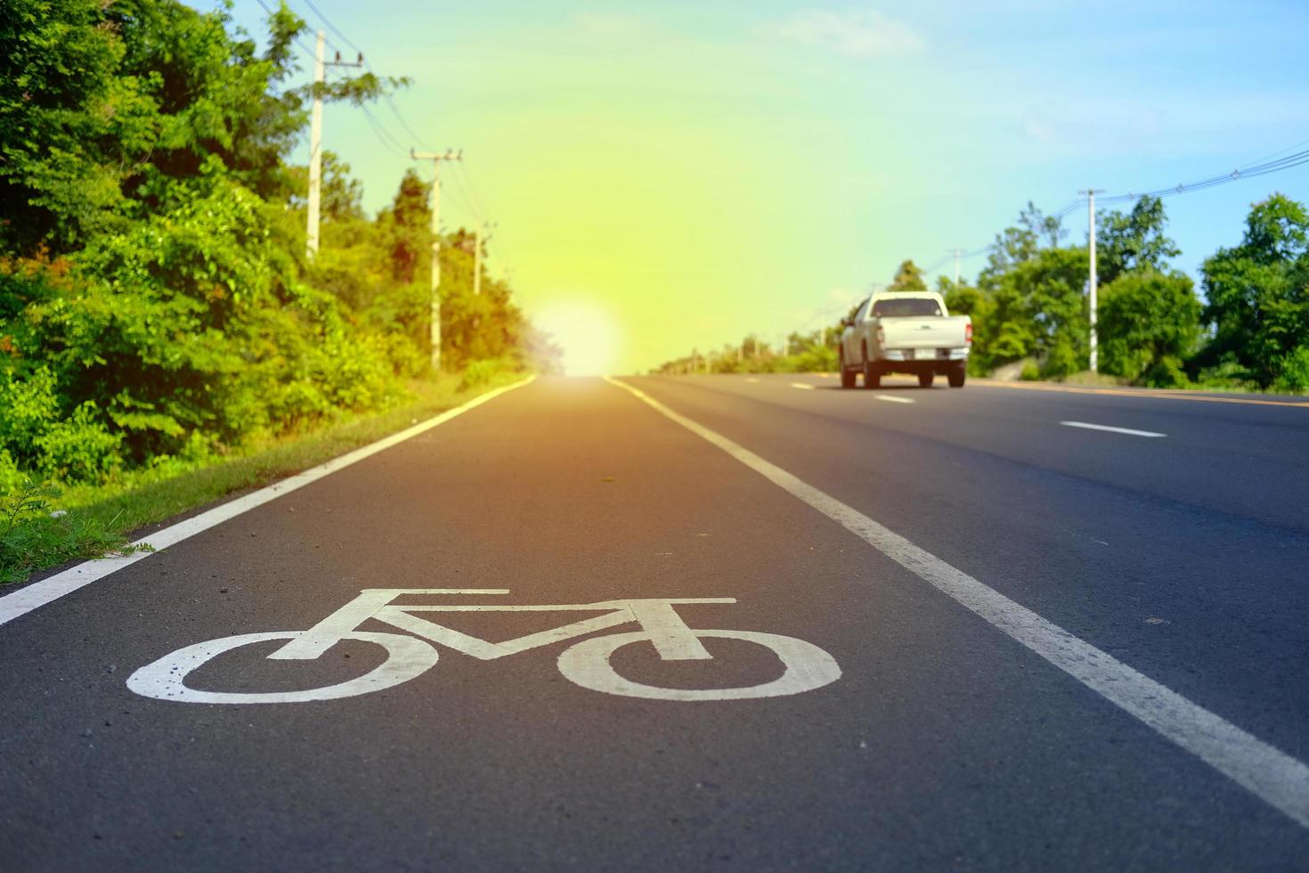 symbol för att identifiera vägen för cyklar och vägar med bilar igång. foto