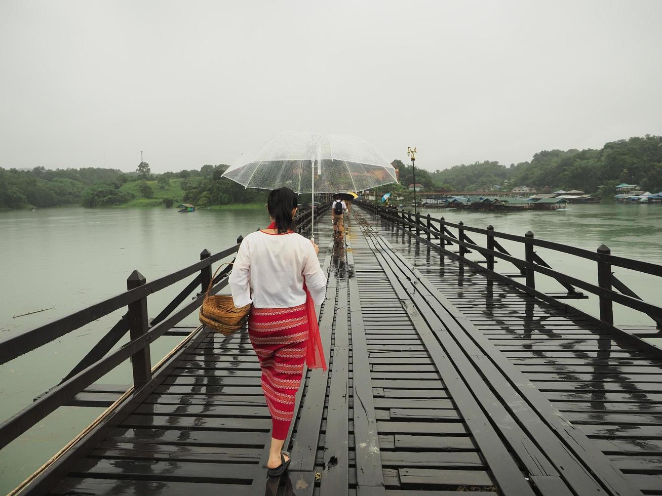 mon-bron, kanchanaburi, thailand-juli 8'2020 -bilden av turister som går på mon-bron foto