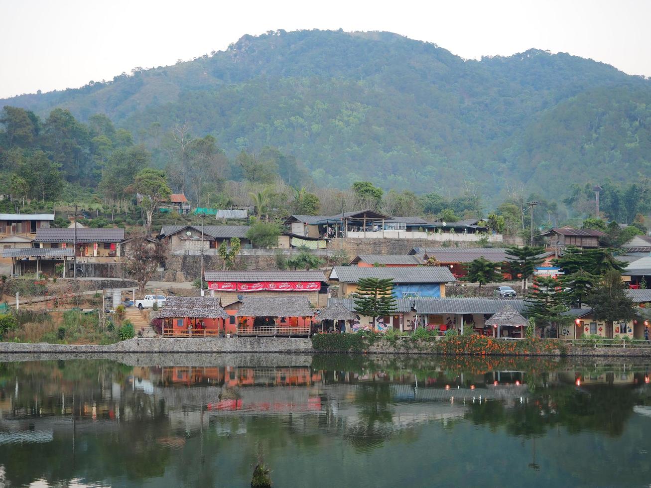 rak thai village, mae hong son, thailand-februari 14'2019 -bildvyn av rak thai village reservoar foto