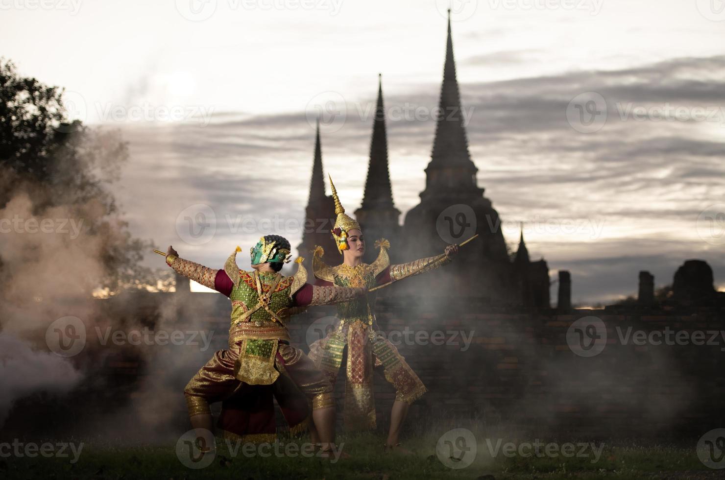khon, är en klassisk thailändsk dans i mask. i ramayanalitteraturen är detta kampen mellan rama och jätte. foto