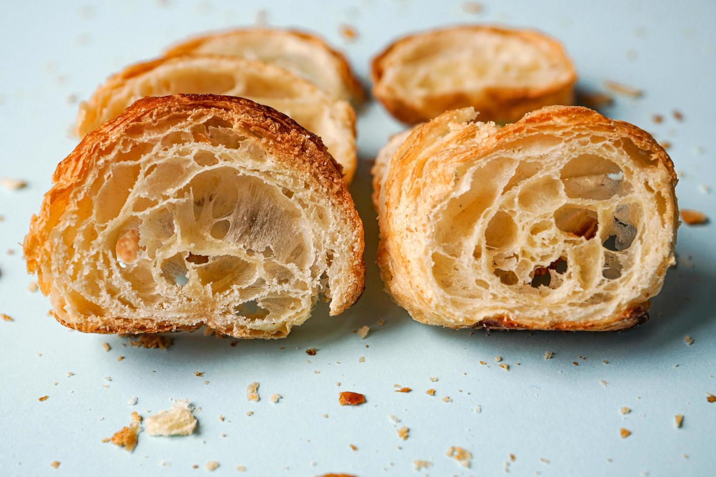 välsmakande croissant till frukost, fransk mat foto