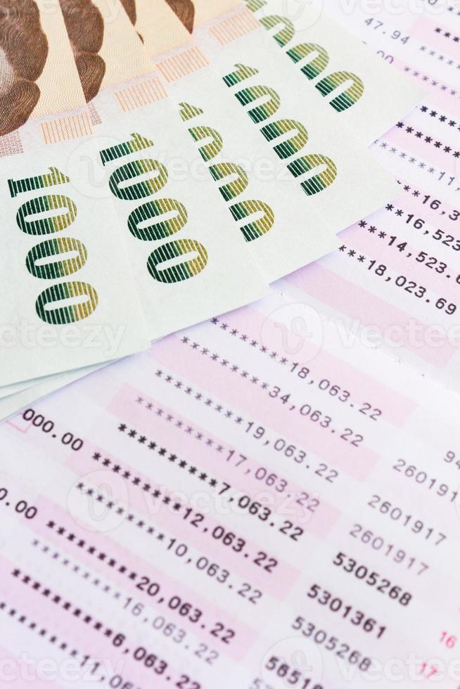 thailändska pengar och passbok foto