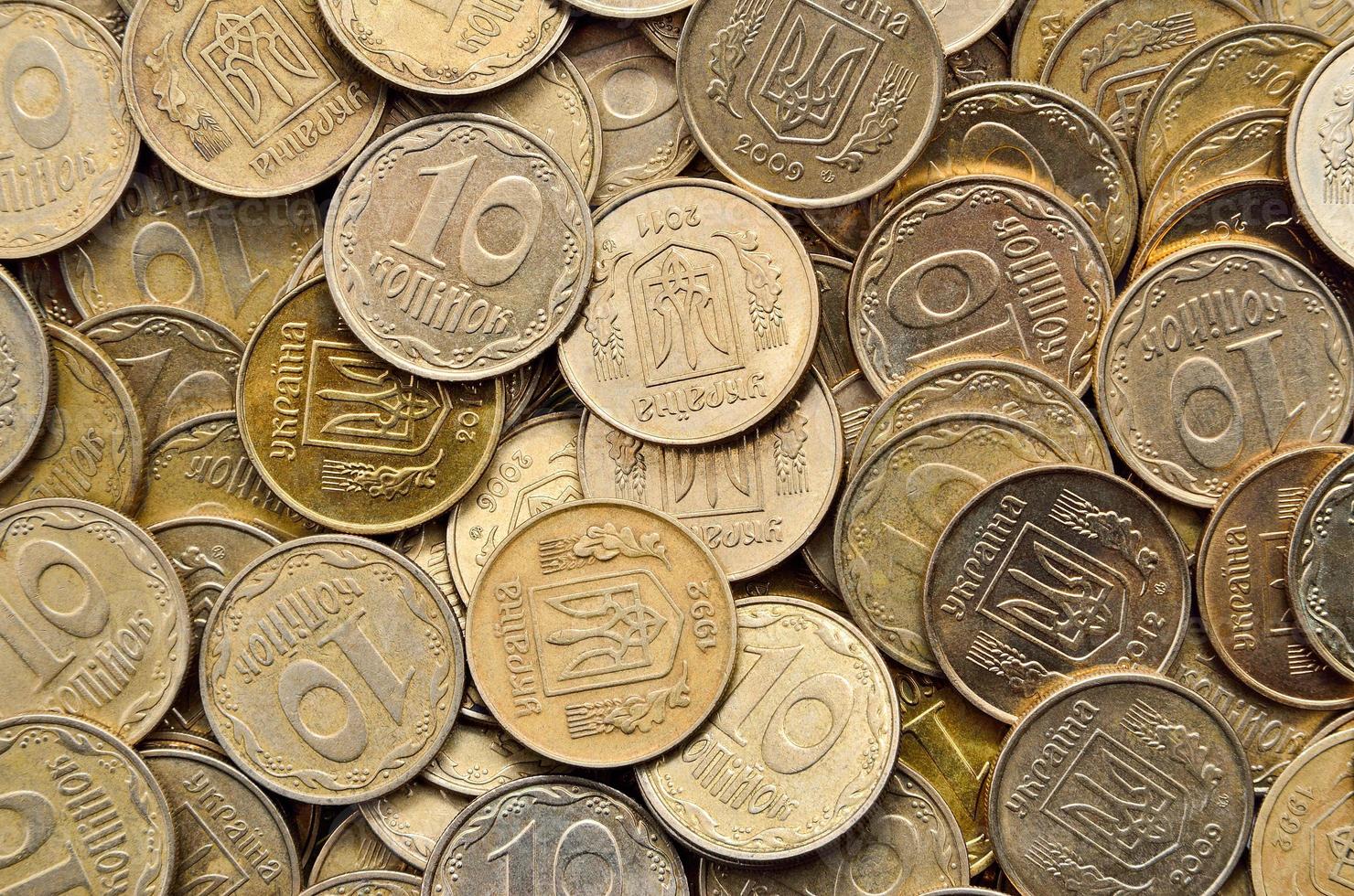 många glänsande mynt av gul metall foto