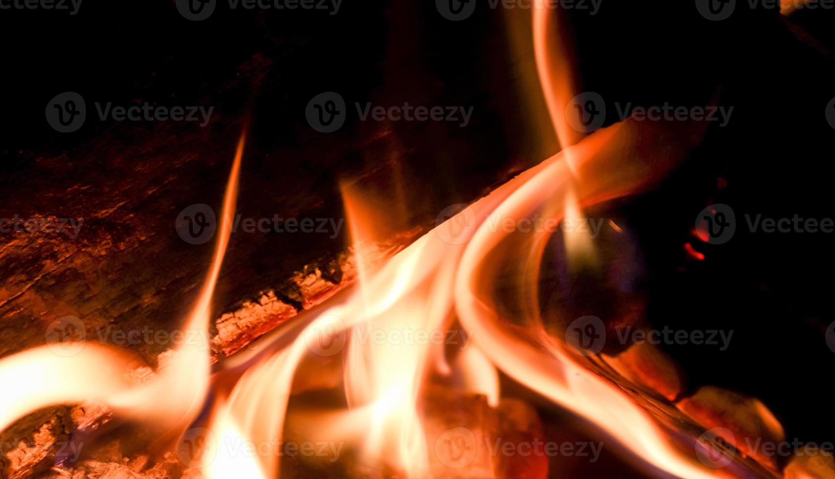 vacker röd och orange varm brinnande eld i en öppen spis foto