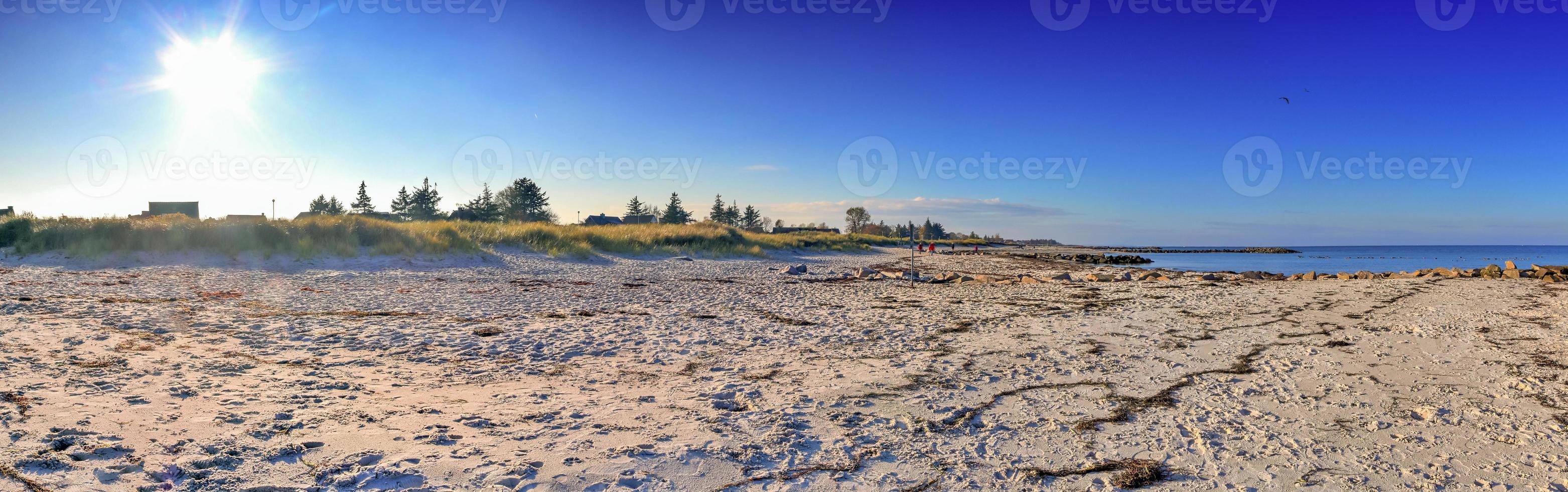 vacker utsikt över sandstränderna vid Östersjön på en solig dag foto