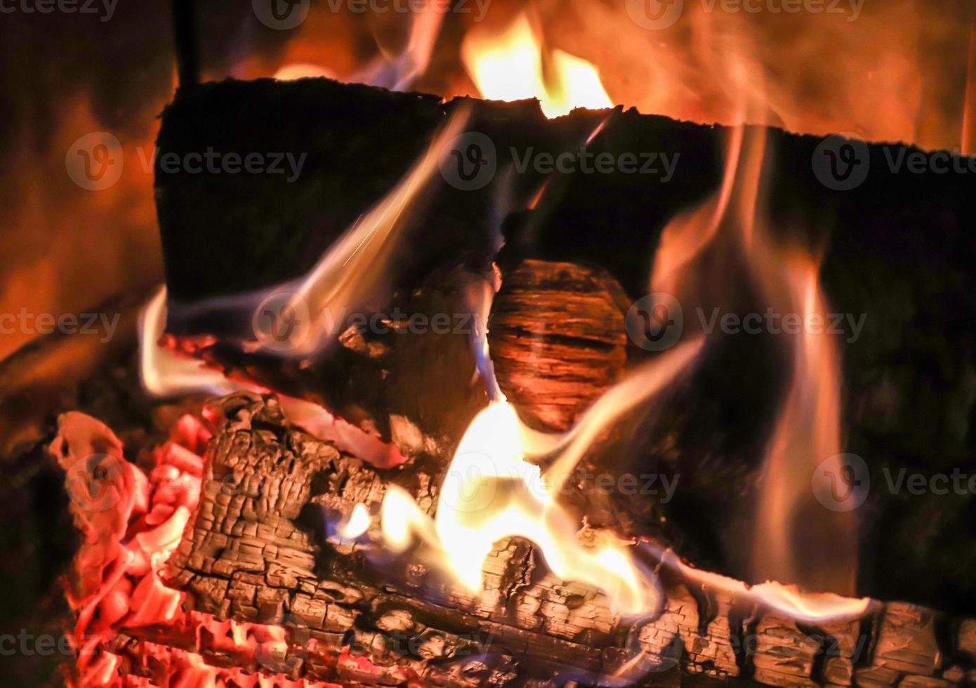 vacker röd och orange varm brinnande eld i en öppen spis foto