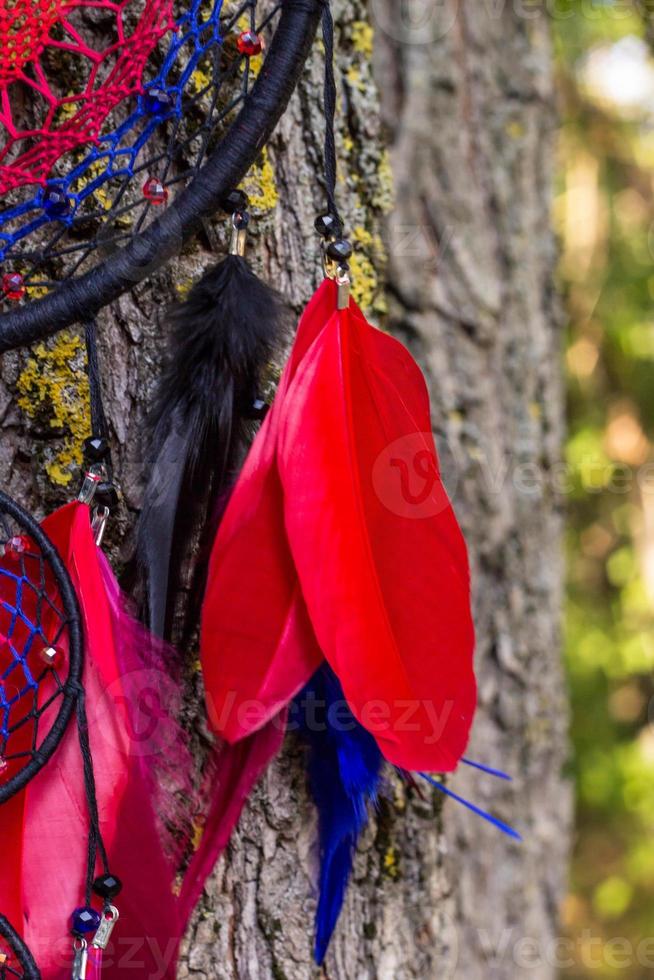 handgjord drömfångare med fjädertrådar och pärlor rep hängande foto