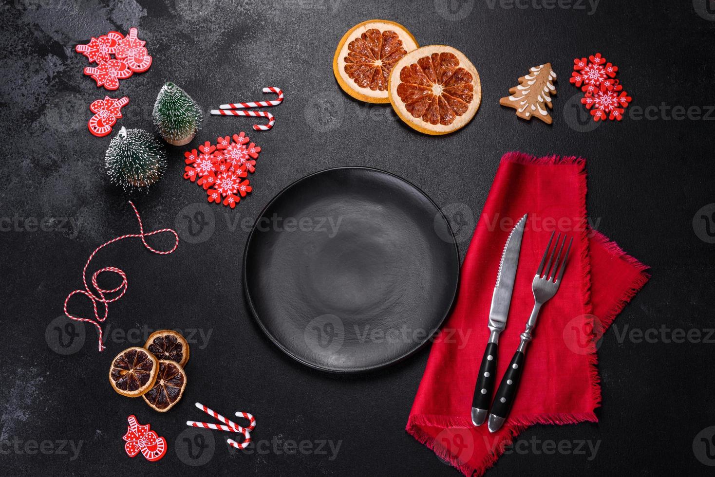 juldukning med tom svart keramisk tallrik, gran och svarta tillbehör foto