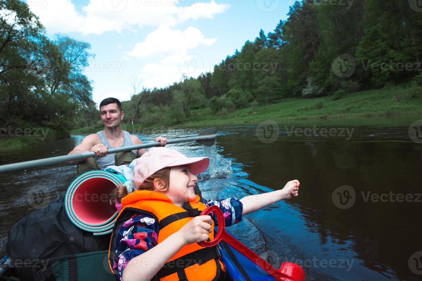 familjekajaktur. far och dotter roddbåt på floden, en vattenvandring, ett sommaräventyr. miljövänlig och extrem turism, aktiv och hälsosam livsstil foto