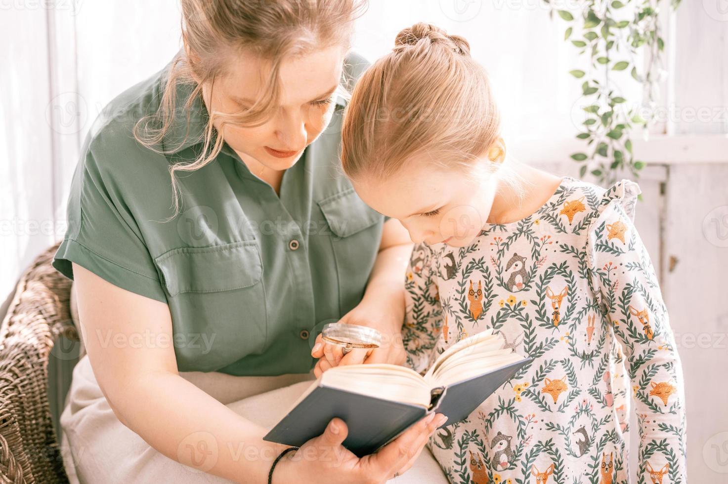 mamma mamma dotter barn hem utforska bok foto