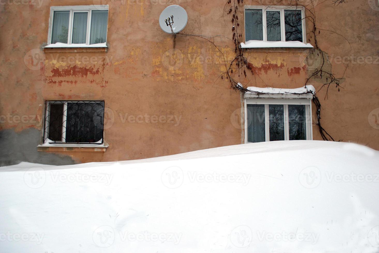 snövall nära huset foto