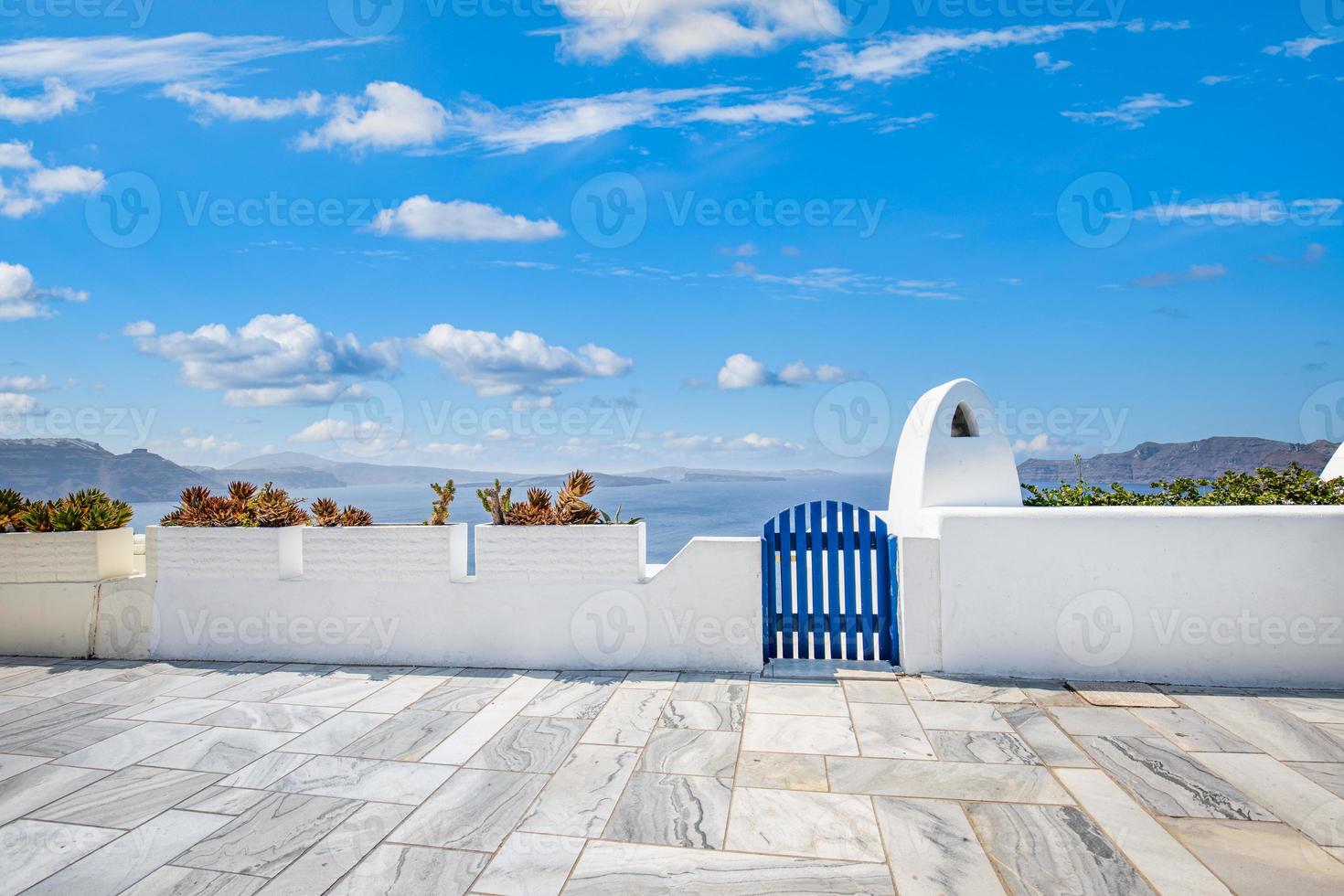 santorini island, Grekland som reselandskap bakgrund. vacker romantisk vit arkitektur, rosa blommor och havsutsikt. sommarlov, parsemestermål. fantastisk resande naturskön foto