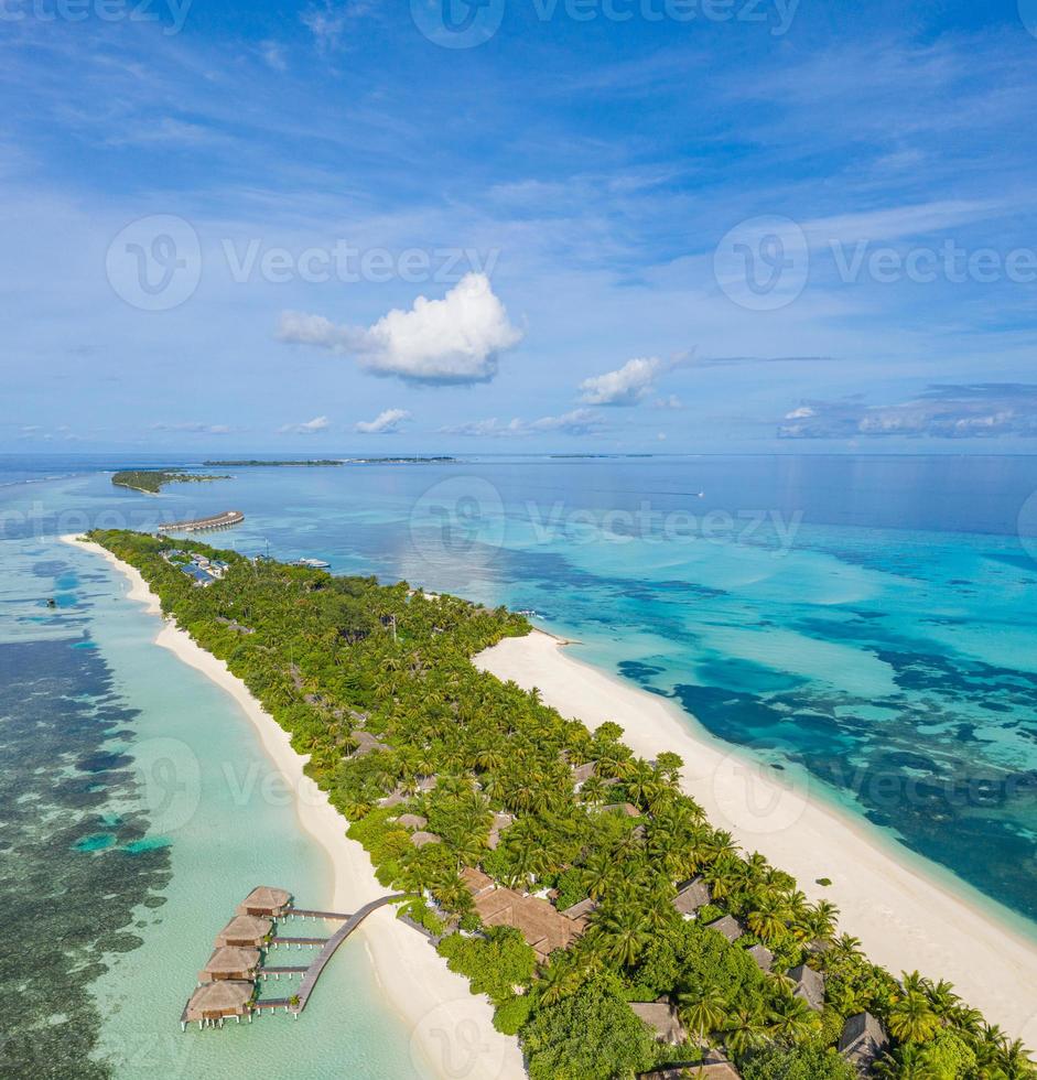 flygfoto av vackra maldiverna paradis tropisk strand. fantastisk utsikt, blå turkos lagunvatten, palmer och vit sandstrand. lyxresor semesterdestination. soligt flyglandskap foto