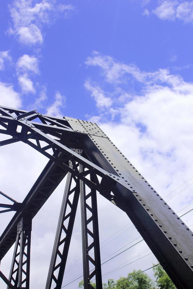 stål järnvägsbro på Bule himmel bakgrund foto