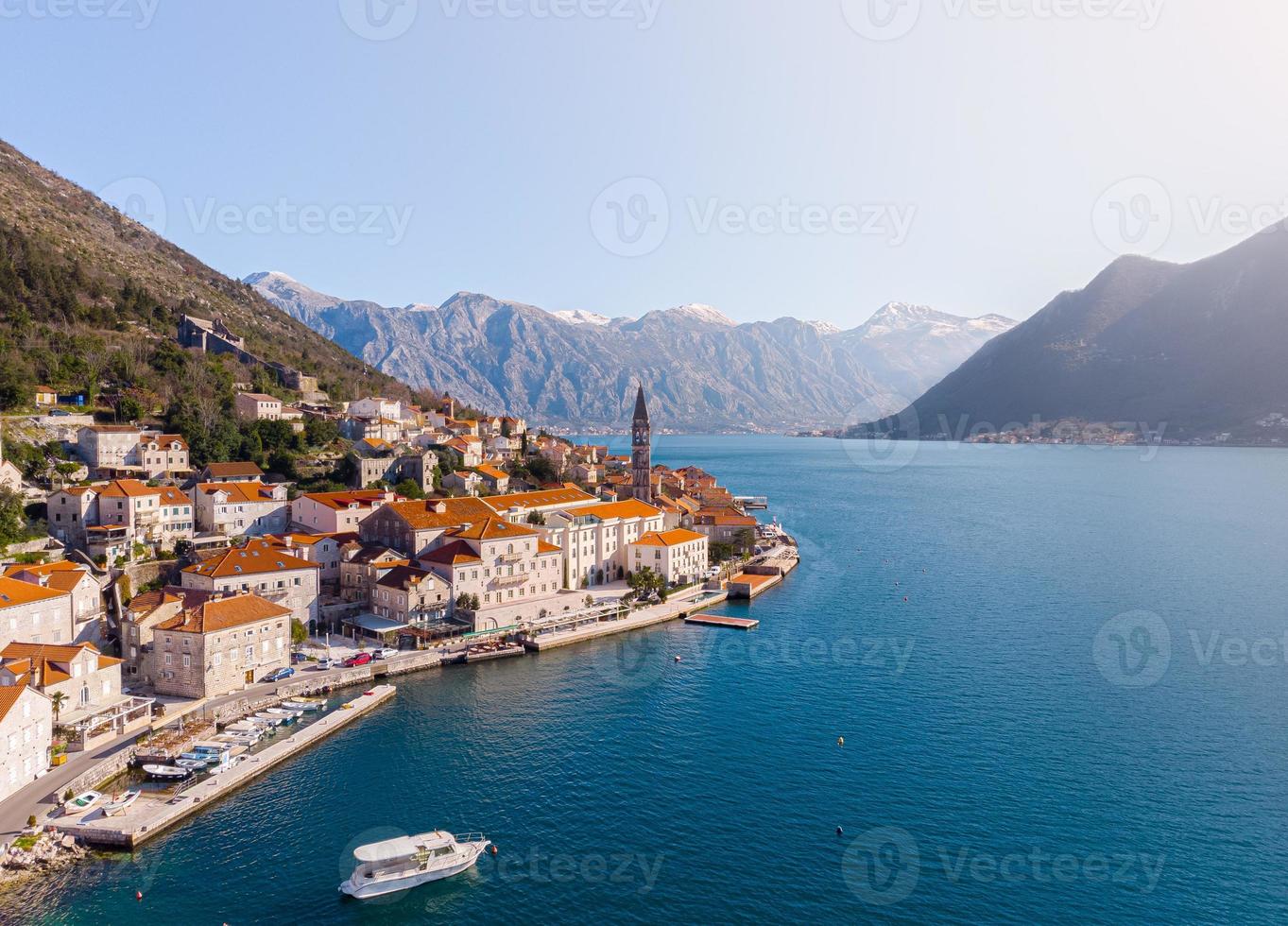 panoramautsikt över perast historiska gamla stan i kotorbukten under en solig vårdag, montenegro foto