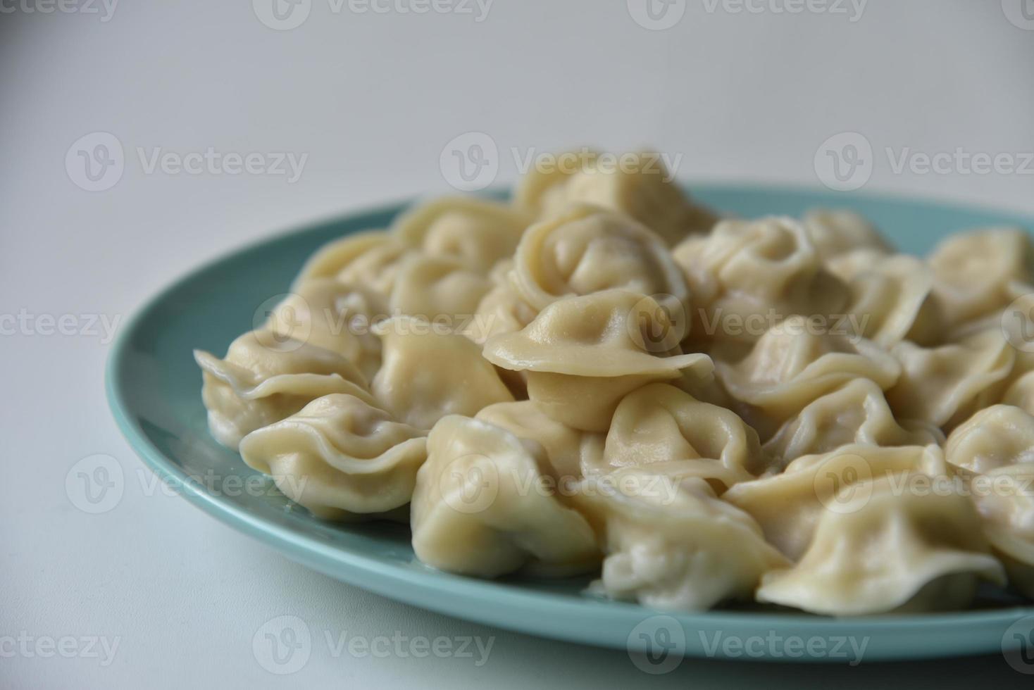 kokta dumplings på en tallrik i köket foto