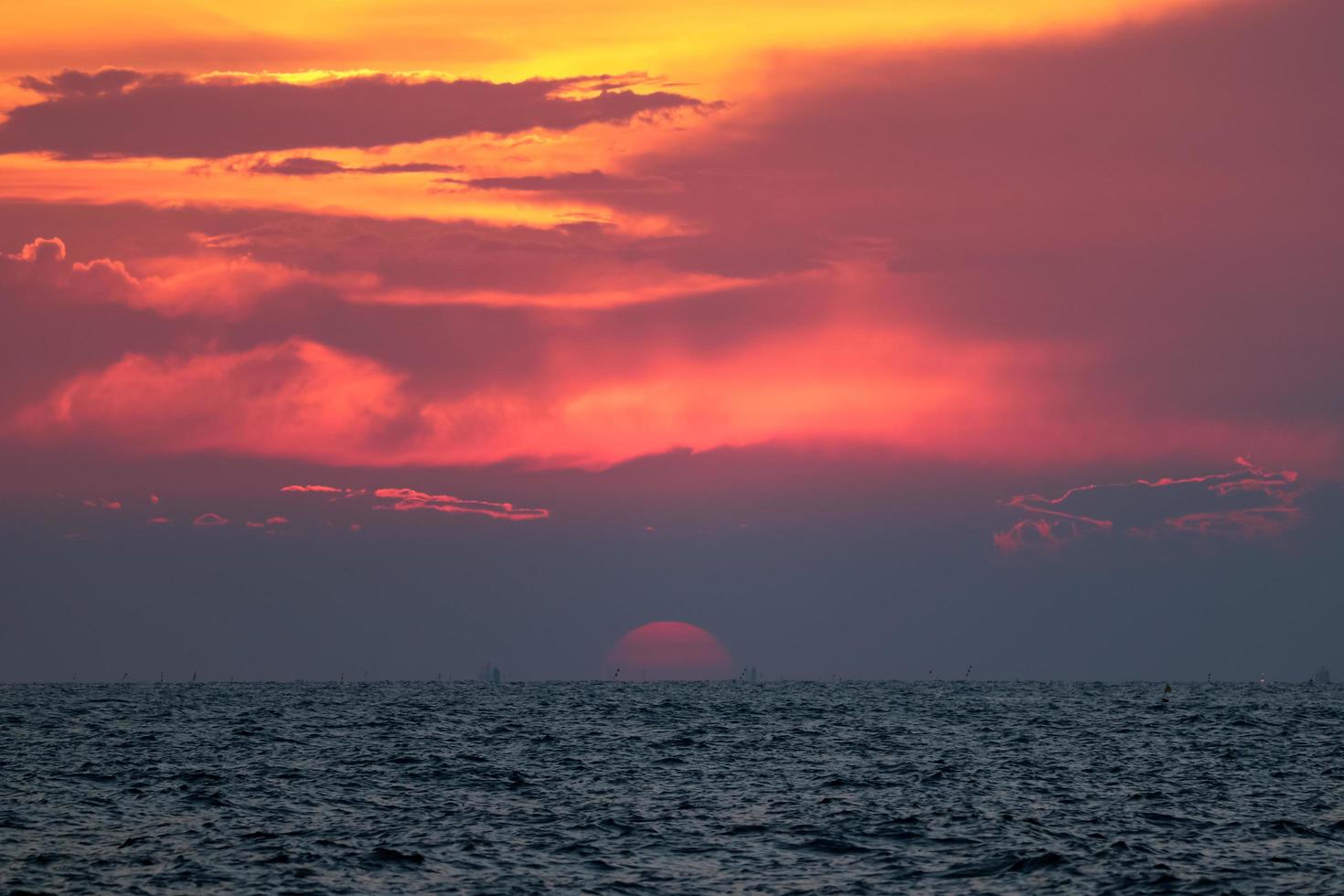 landskap solnedgång med havsvågor foto