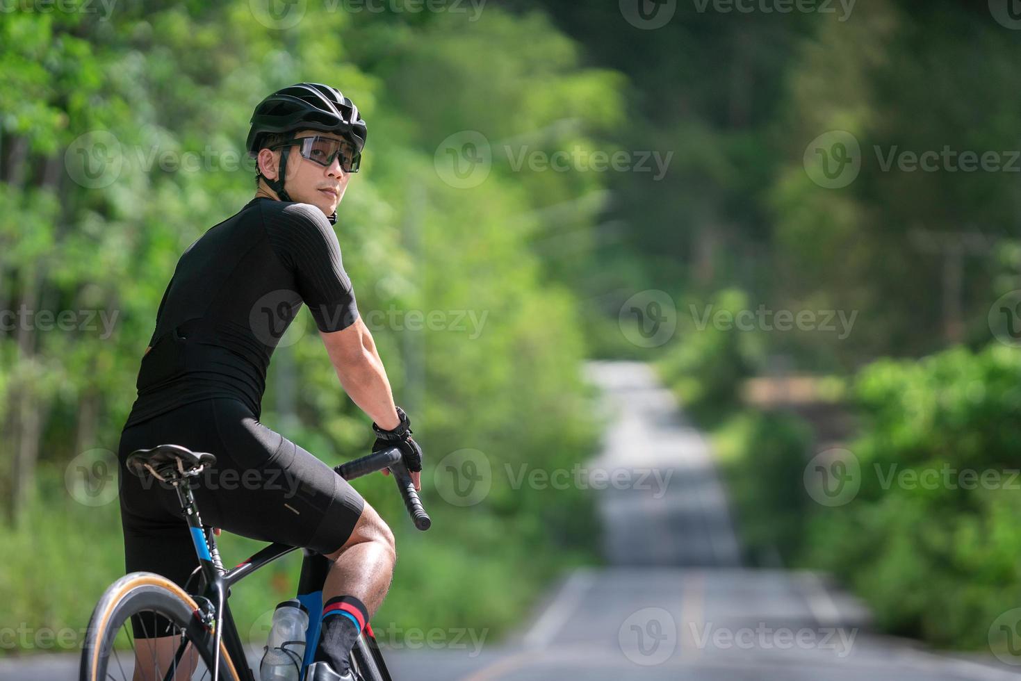 cykling förbereda för ridning cykel på gata, väg, med hög hastighet för motion hobby och tävling i professionell tour foto