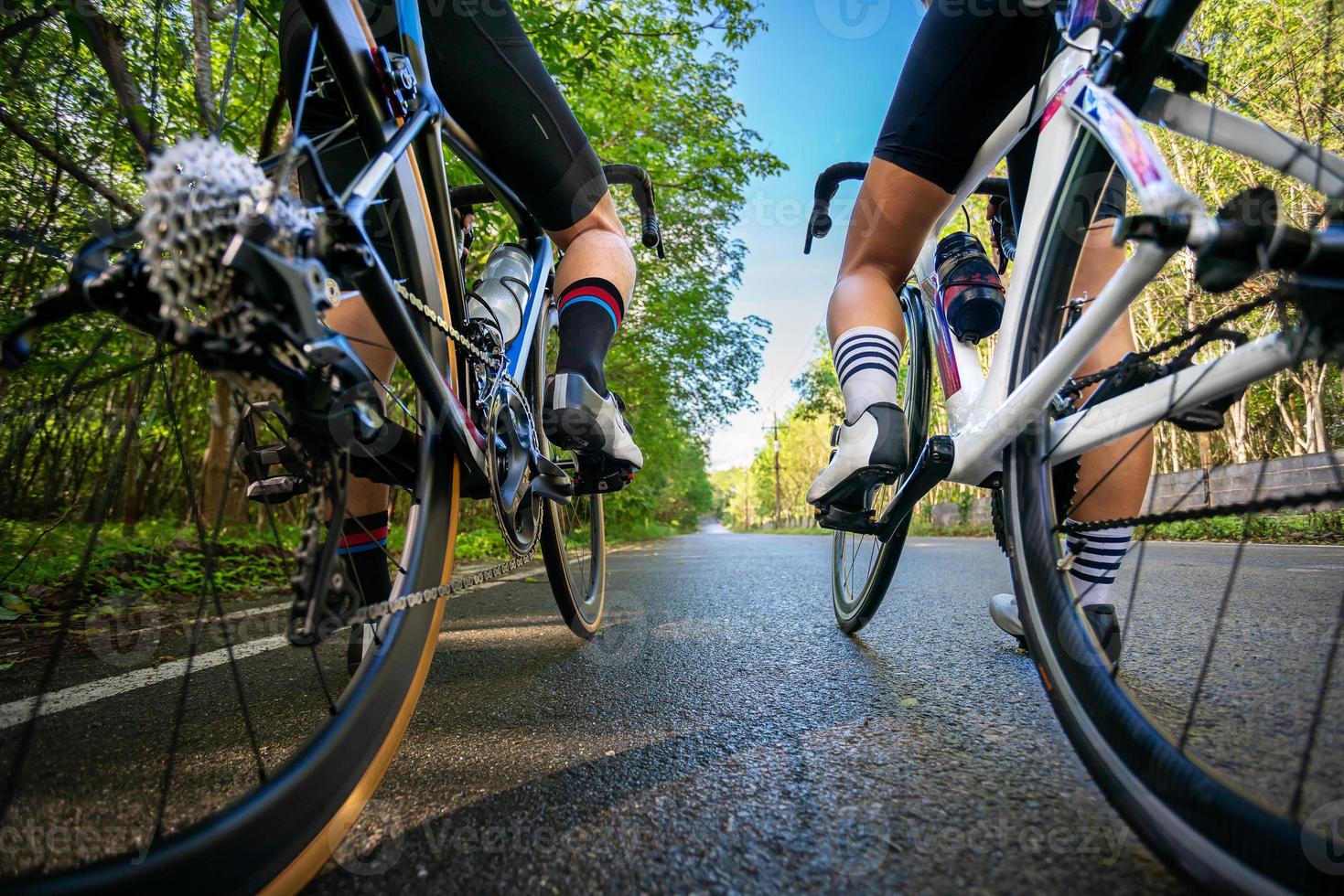 cyklande idrottare förbereder sig för att cykla på gata, väg, med hög hastighet för träningshobby och tävling i professionell turné foto