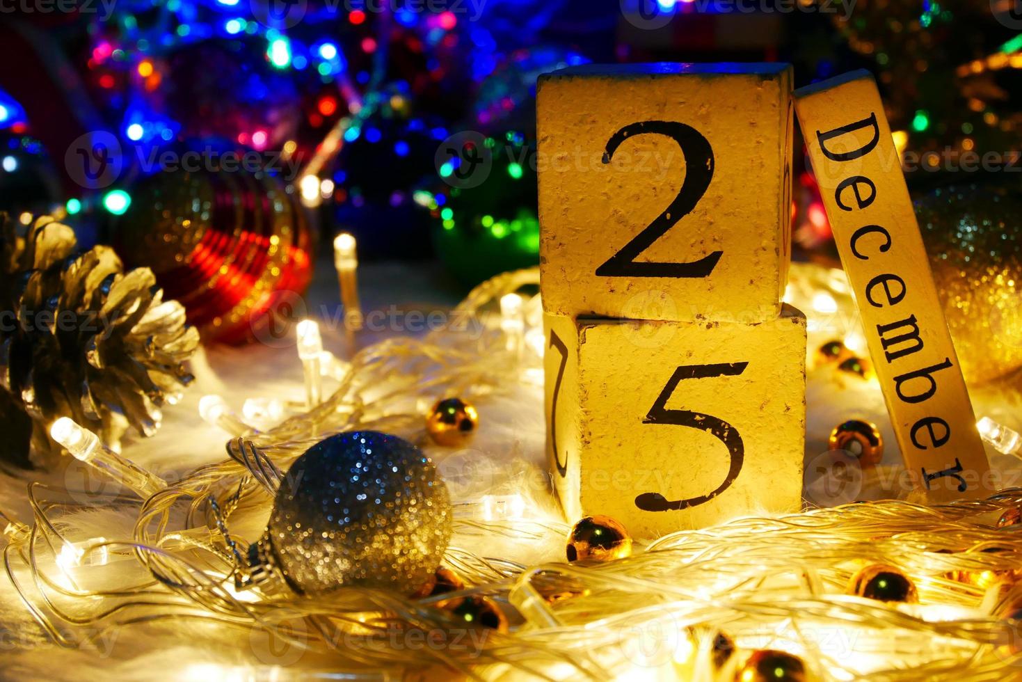 juldag tema med dekorera och fir festive.wood kub block kalender nuvarande datum 25 och månad december.celebration jul och x'mas koncept. foto