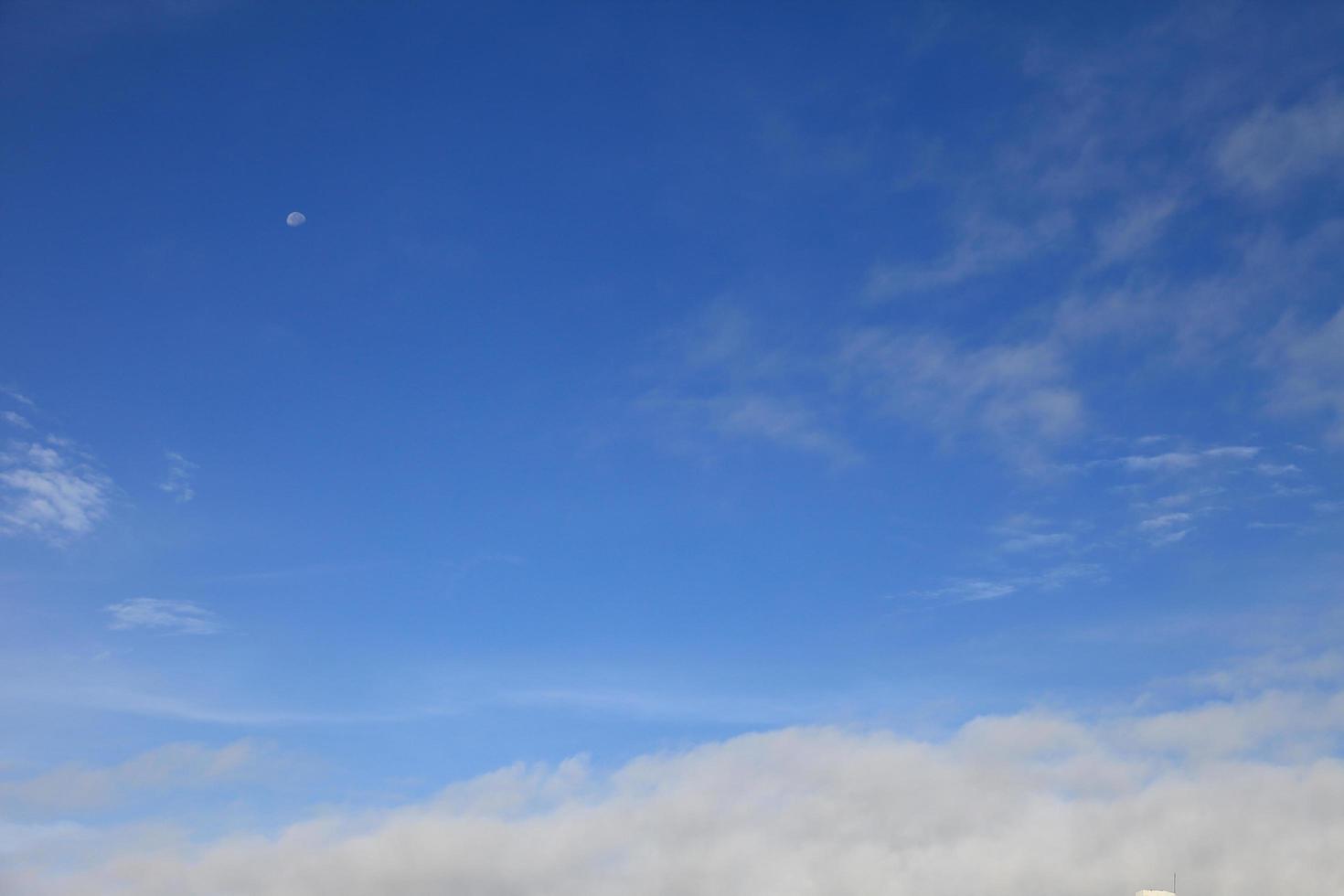 ljusblå himmel med vit fluffig vacker molnformation på solig dag för designbakgrund och tapeter foto