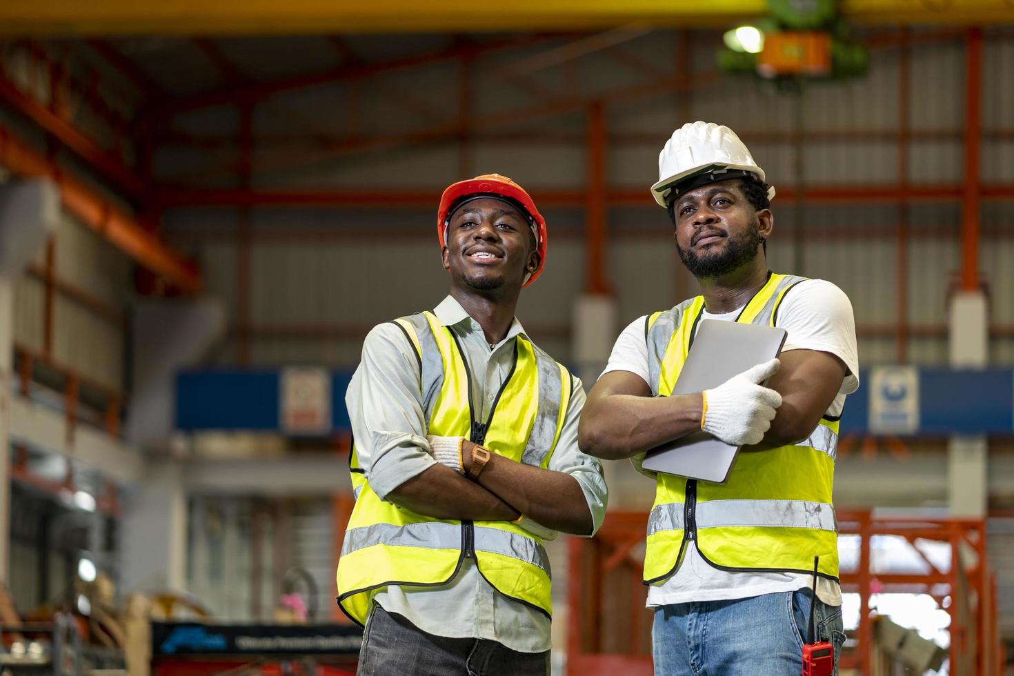 porträtt av afrikansk amerikansk tekniker ingenjörsarbetarteam inne i tillverkningsfabrikens linjeproduktion foto