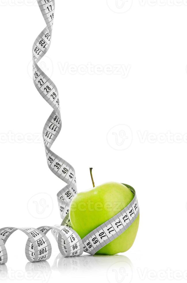 måttband lindat runt ett grönt äpple foto