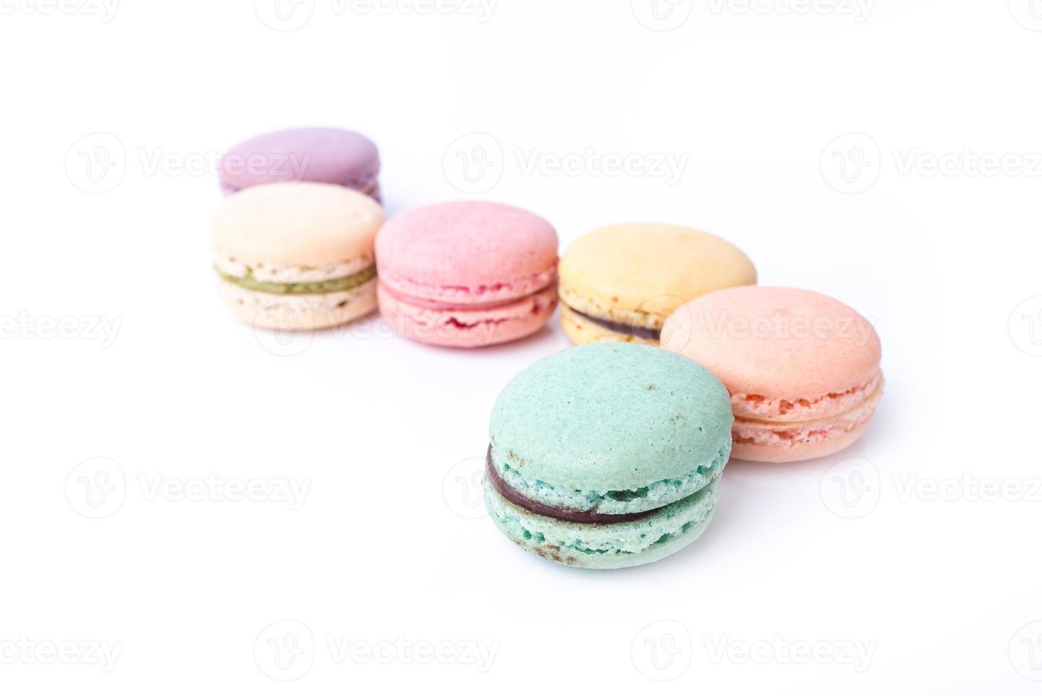 färgglada franska macarons på den vita bakgrunden. foto