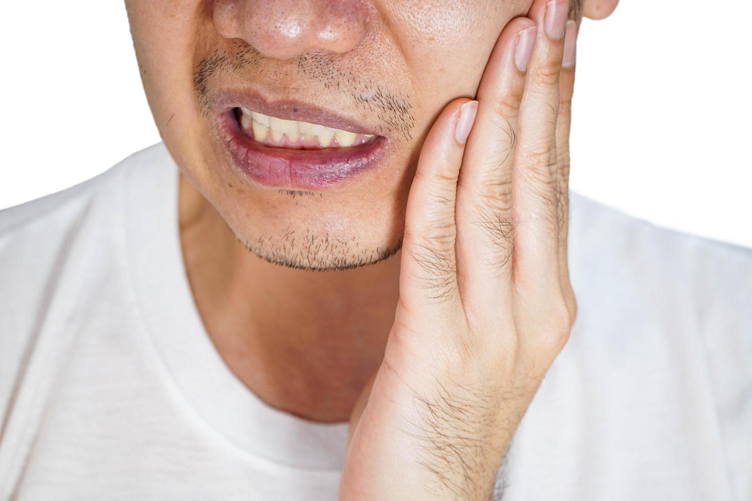 asiatisk man tandvärk vit bakgrund, rotkanalbehandling koncept foto