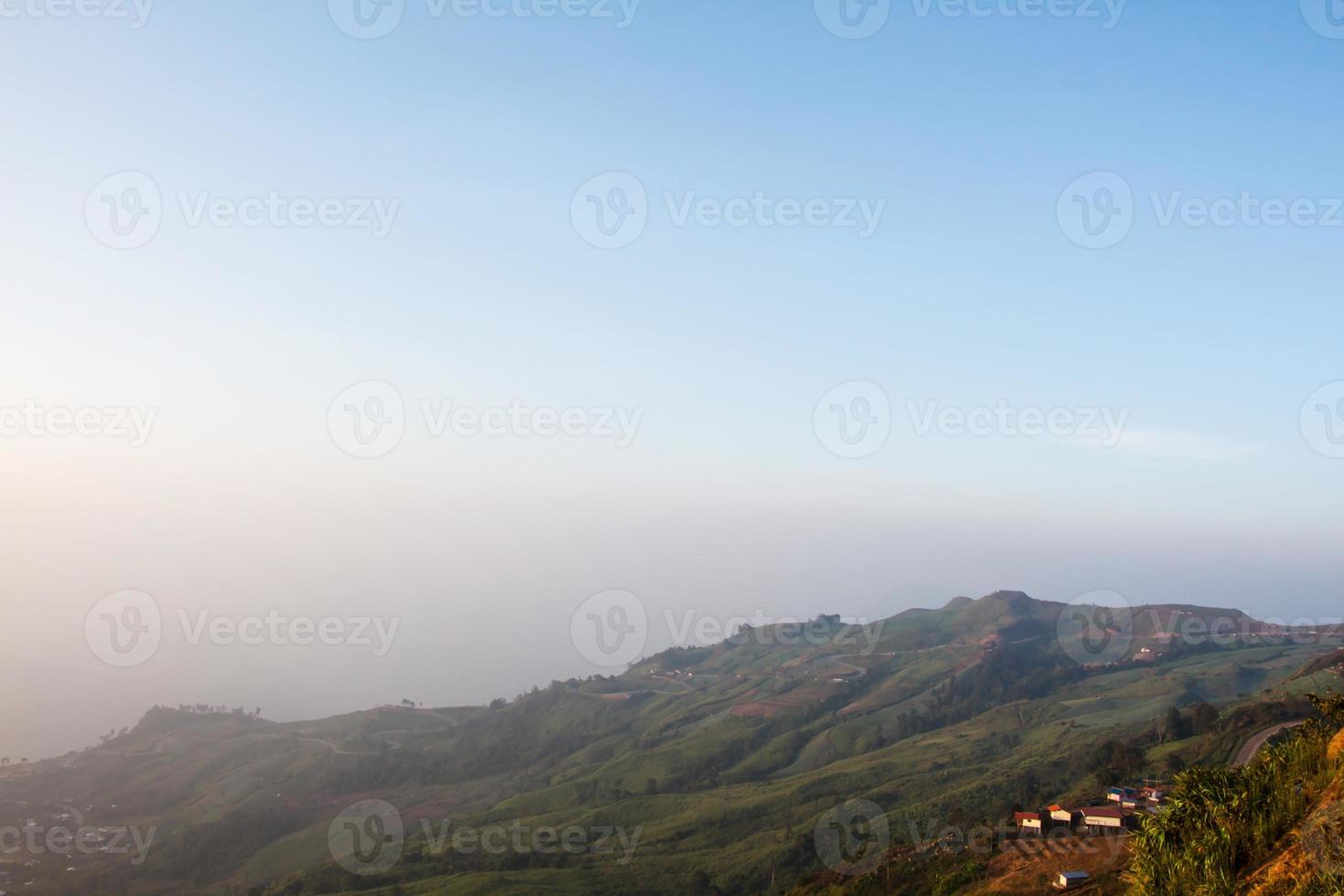 vackert bergslandskap i phutabberk phetchabun, Thailand foto