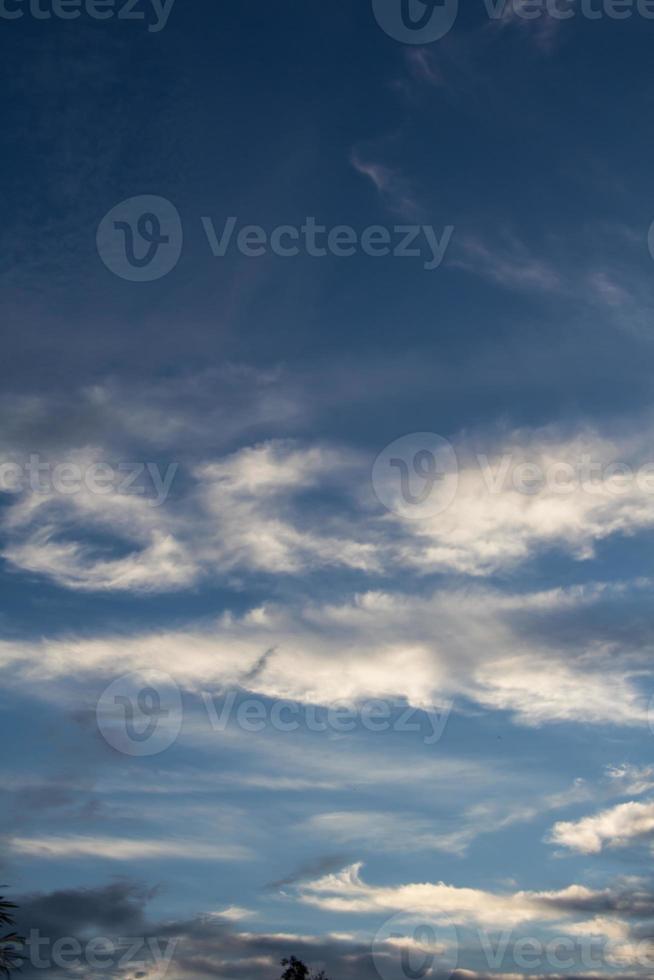 blå himmel med moln närbild foto