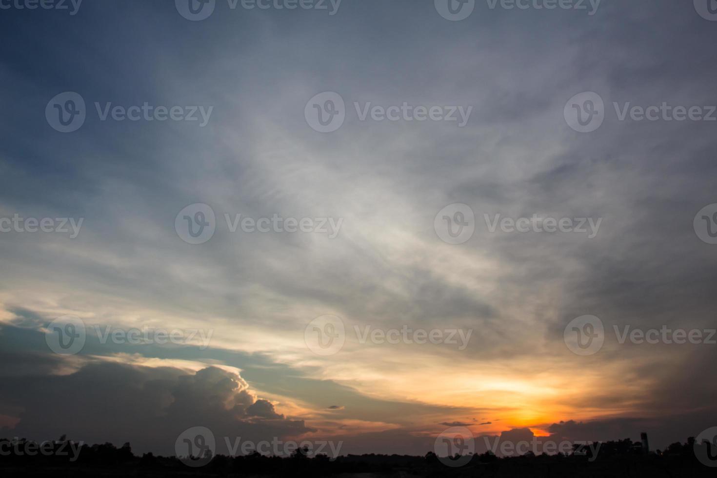 vacker himmel vid soluppgången. naturens sammansättning foto