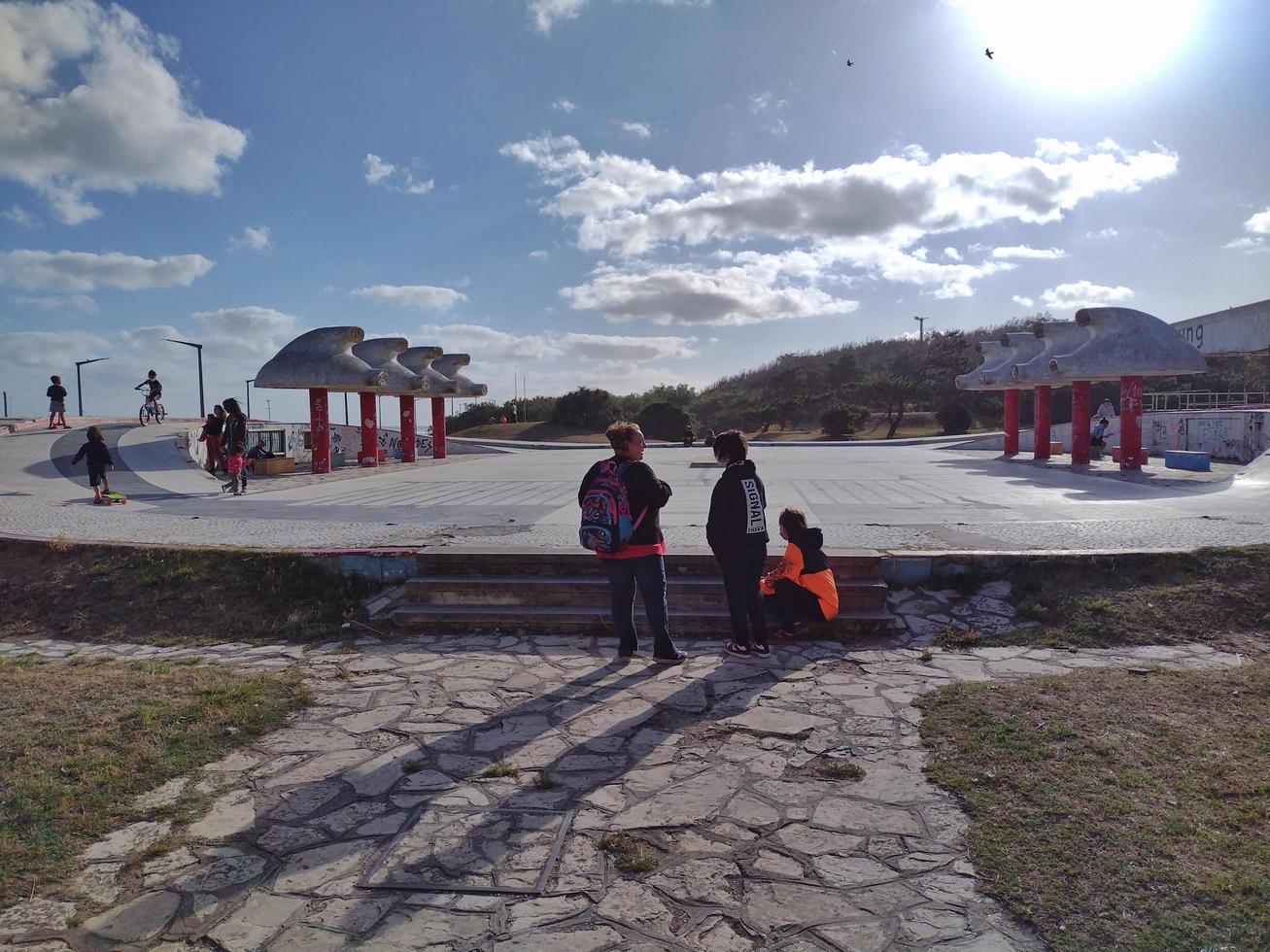 barn i skateparken på casino necochea foto