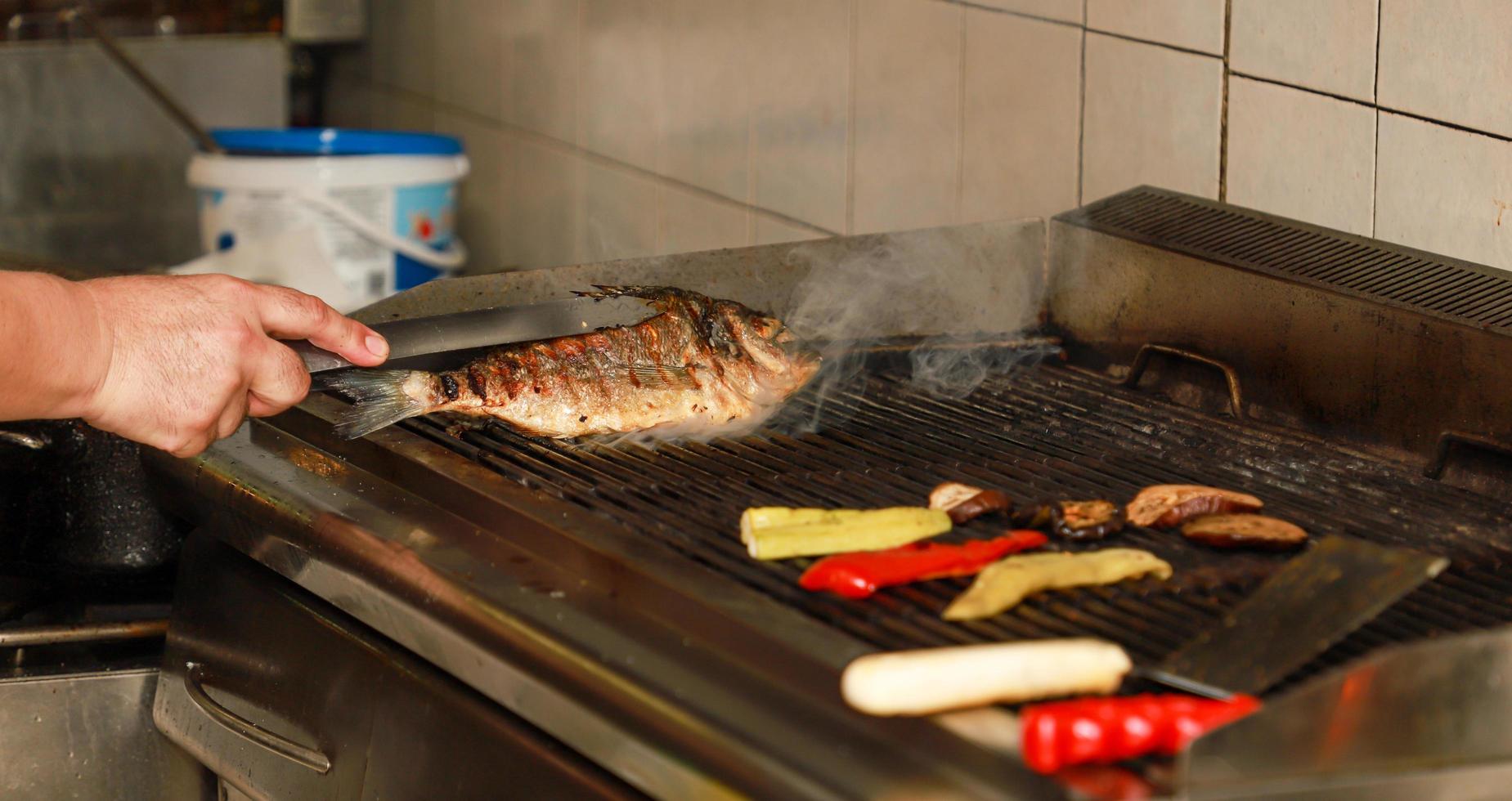 grillad fisk och grönsaker i restaurang i grekland. det grekiska nationella köket. foto