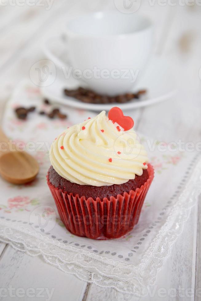 röd sammet muffins med rött hjärta på toppen foto