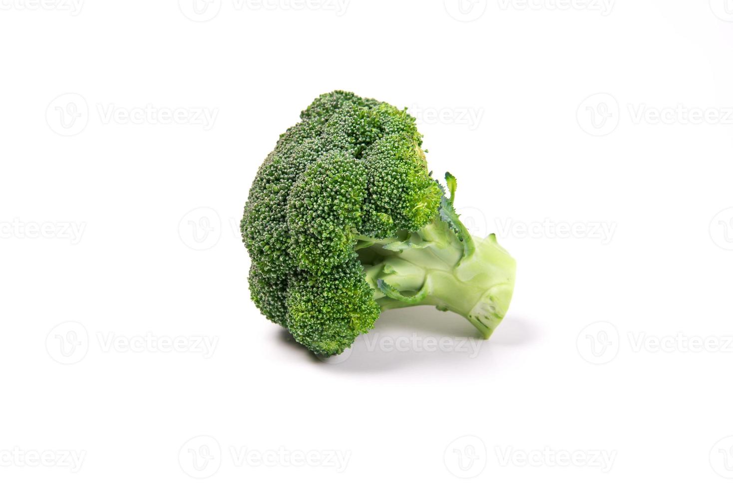 broccoli på vit bakgrund foto