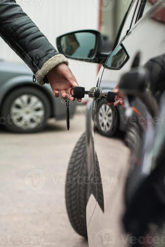 flickan öppnar bilen med nyckeln foto