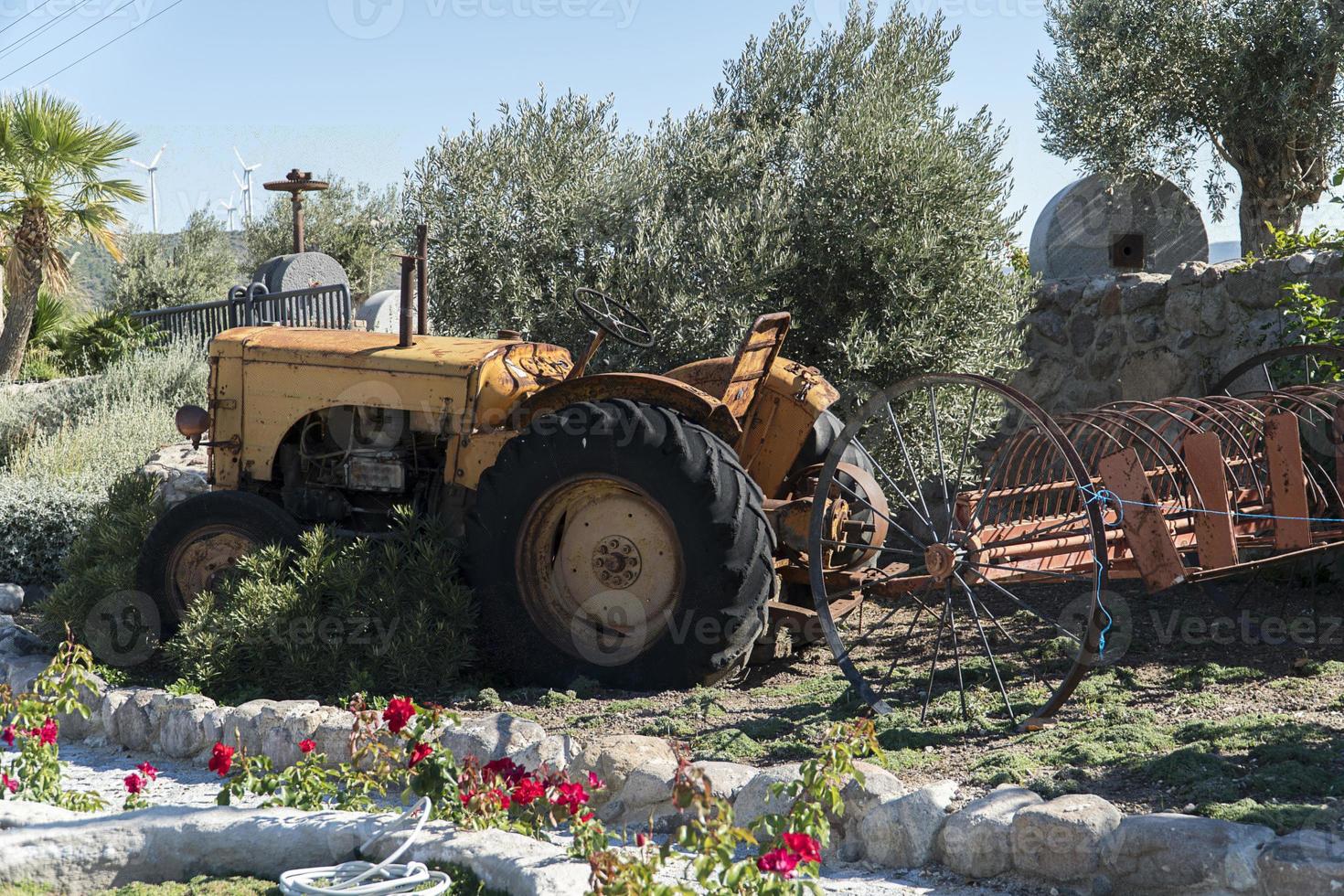 gammal vintage traktor på gården foto