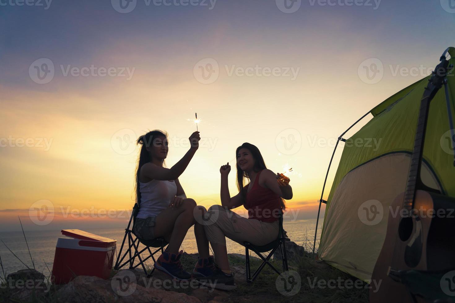 Asien ung camping skog äventyrsresor avlägsen slappna av koncept. foto