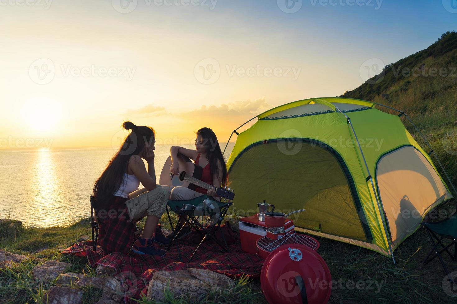 Asien ung camping skog äventyrsresor avlägsen slappna av koncept. foto