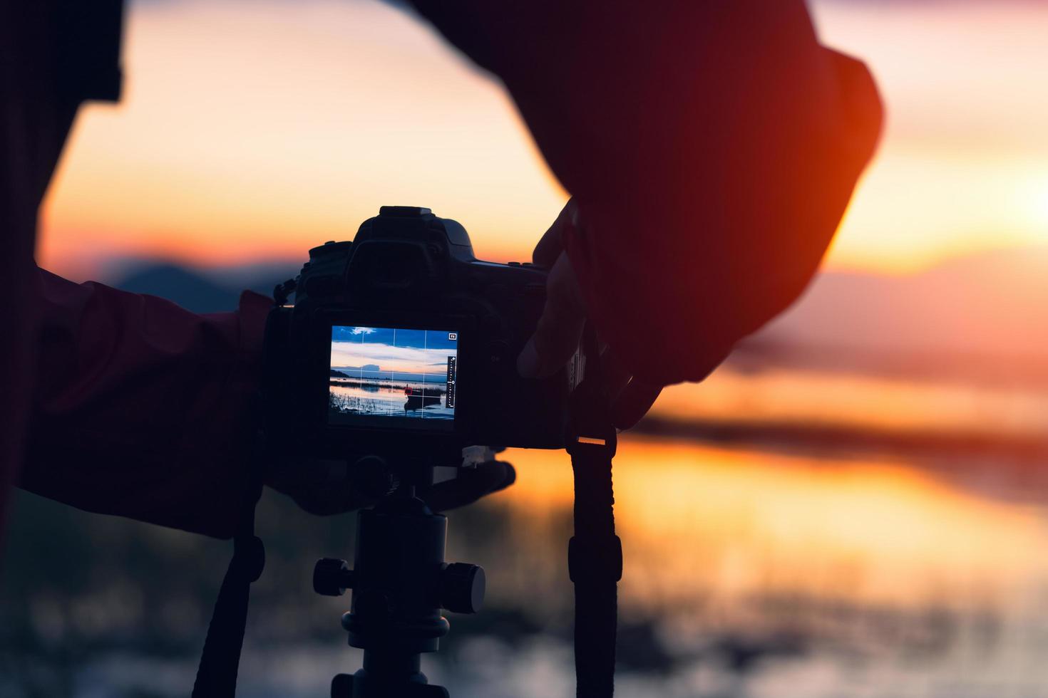 silhuetten av en fotograf gillar att resa och fotografera foto