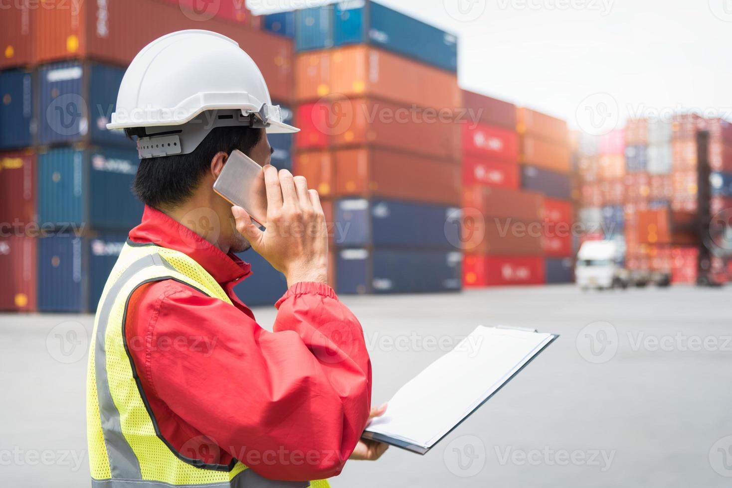 förman kontroll lastning containrar box från last fraktfartyg foto