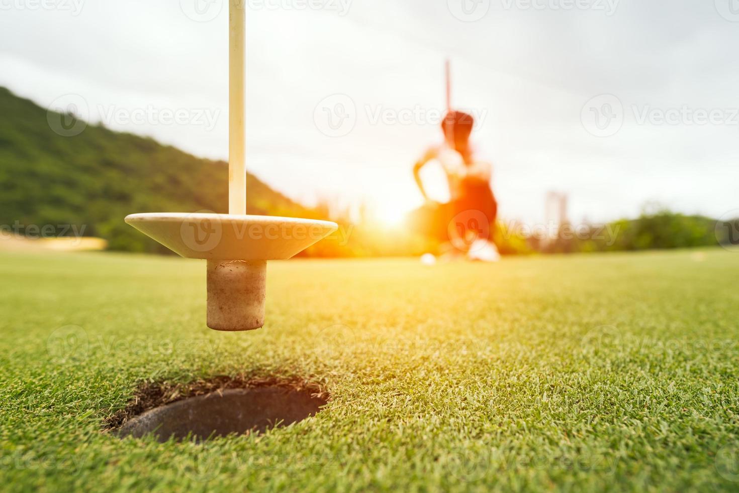 golfboll på grönt gräs redo att slås på golfklubben, närbild på golfbanor i thailand foto