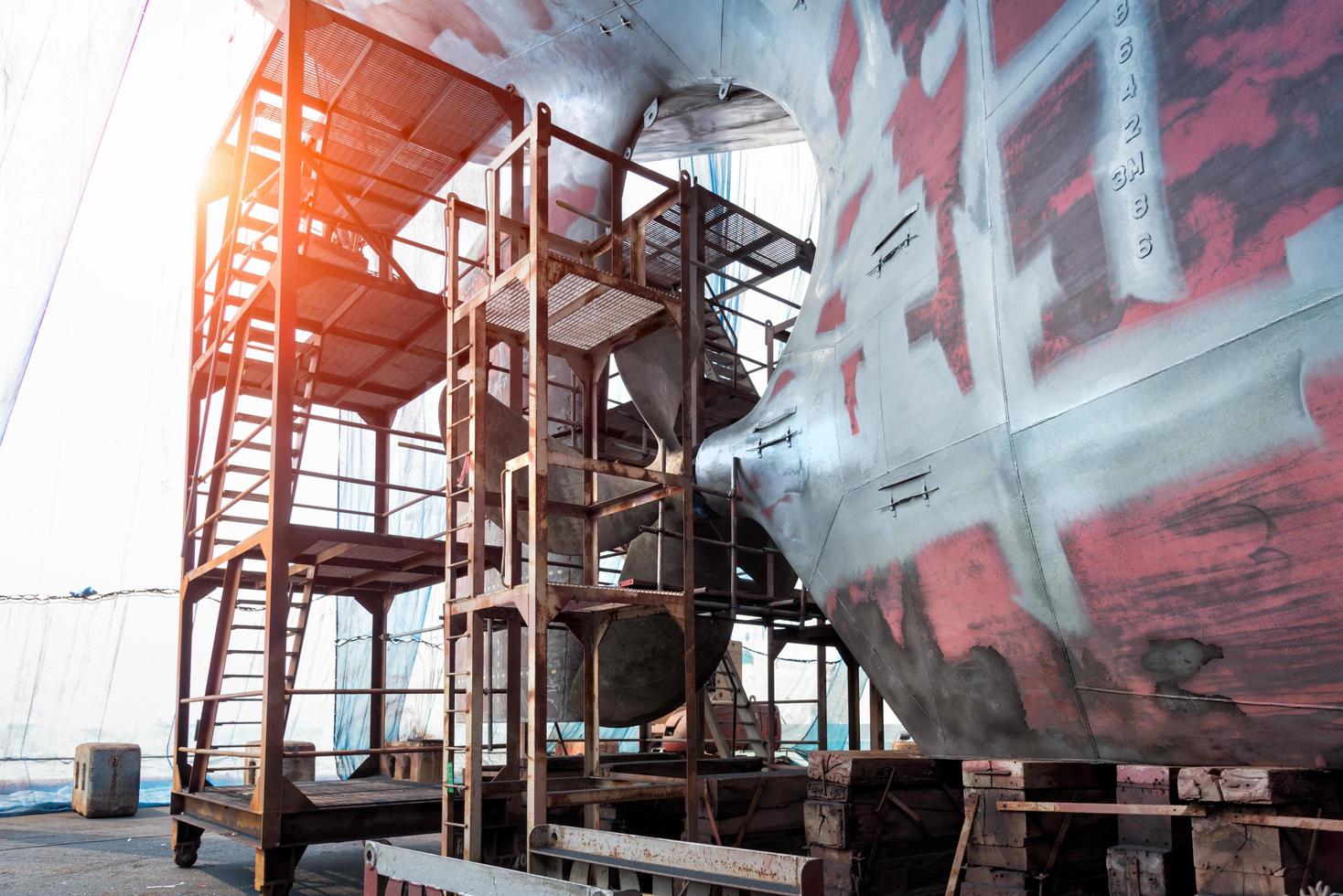 propellernärbild av stort skepp i torrdocka för reparationer och målning på varvet foto