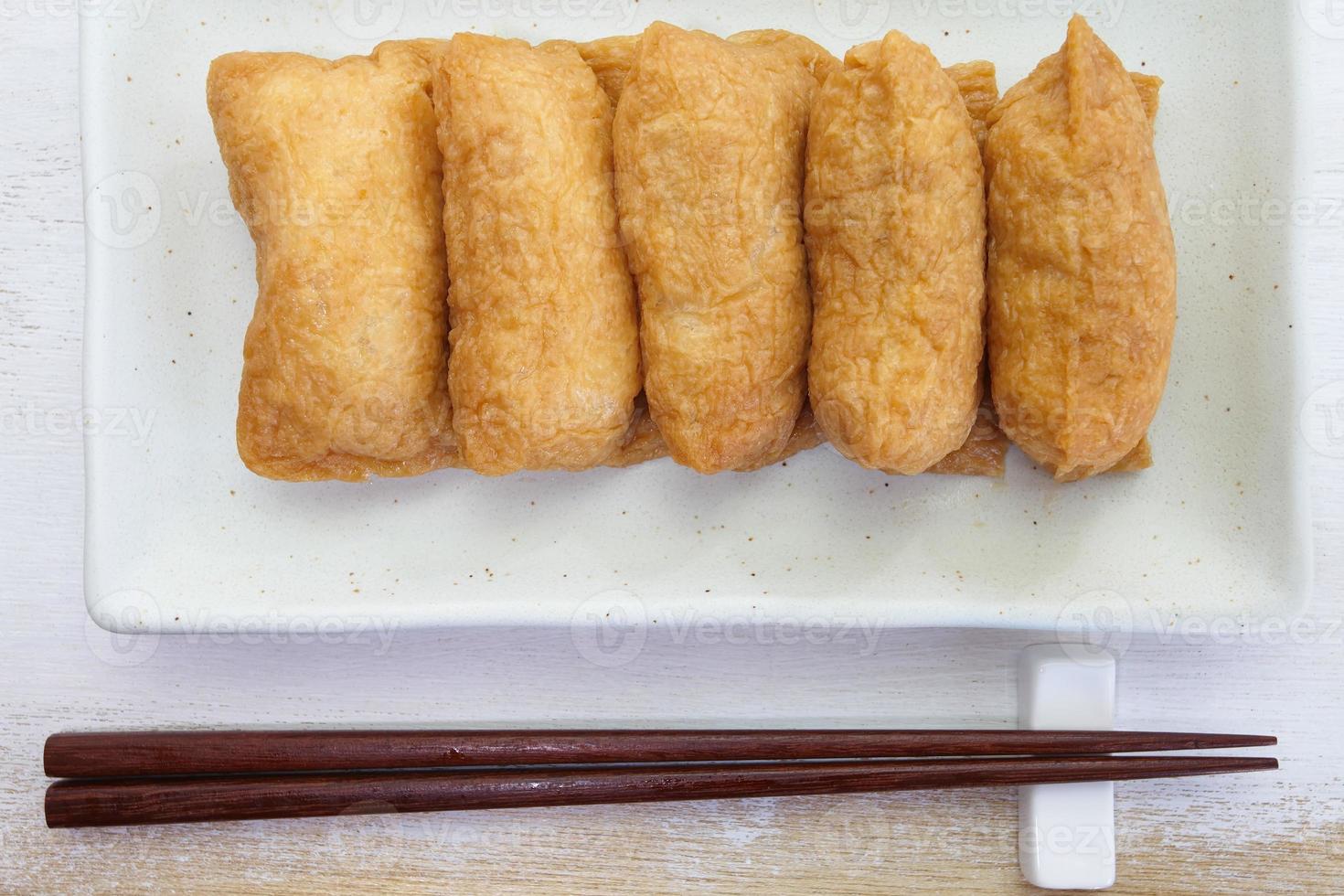 sushi smaksatt kokt ris inslaget i stekt tofu foto