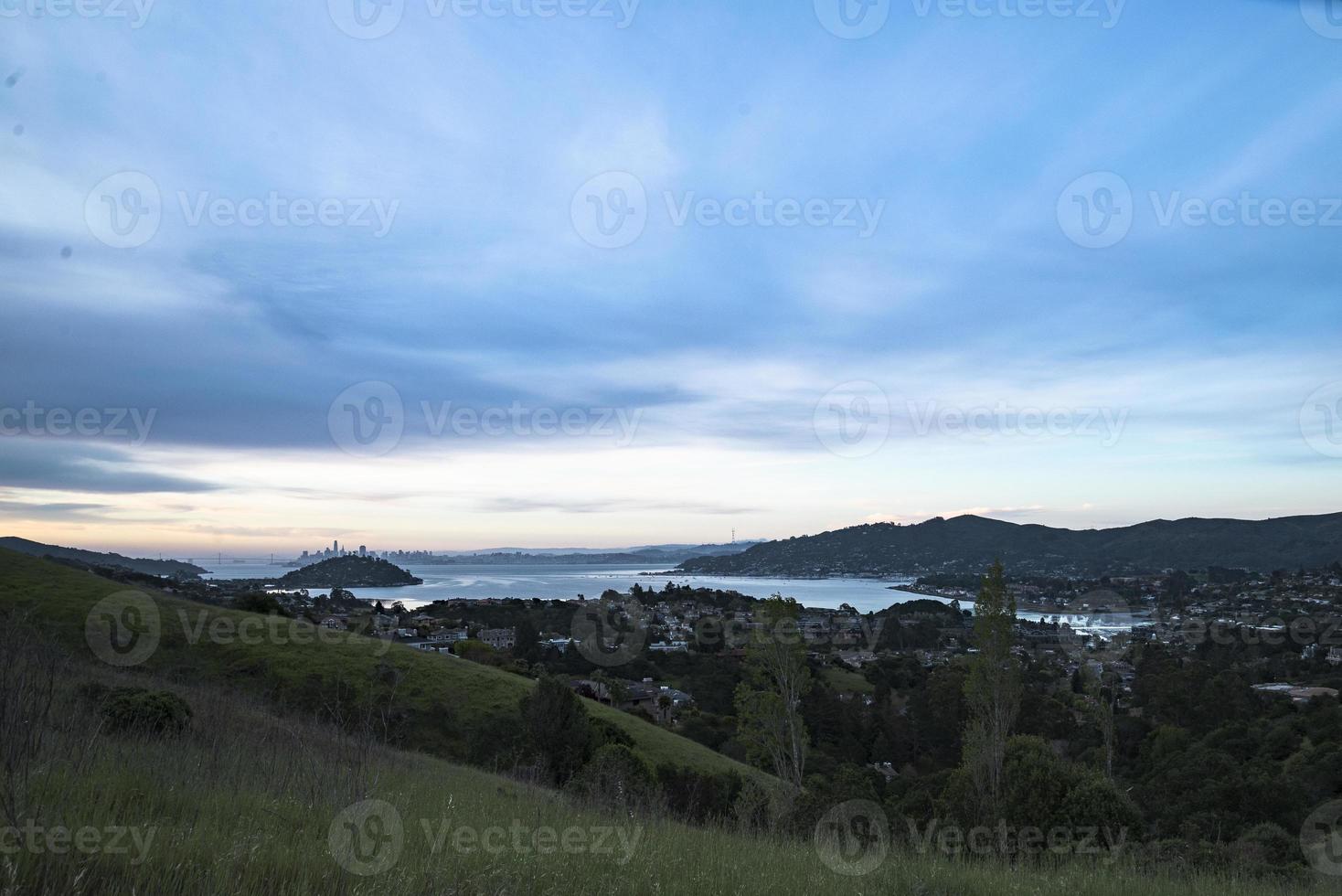 san francisco stadssilhuett från marin county tidigt på morgonen foto